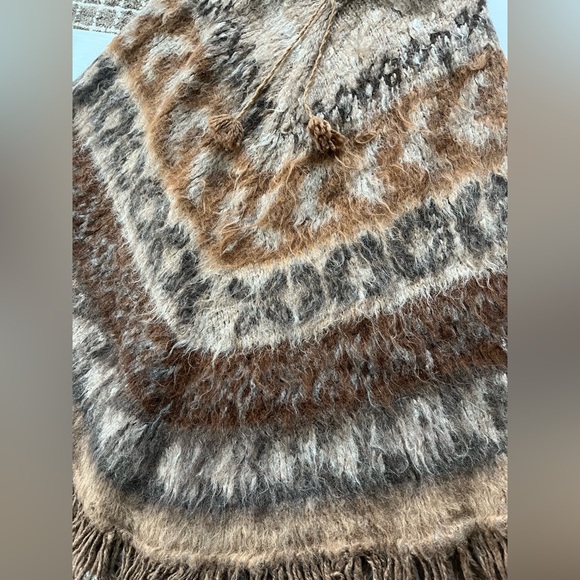 Vintage hand-knitted alpaca wool poncho - Picture 5 of 5